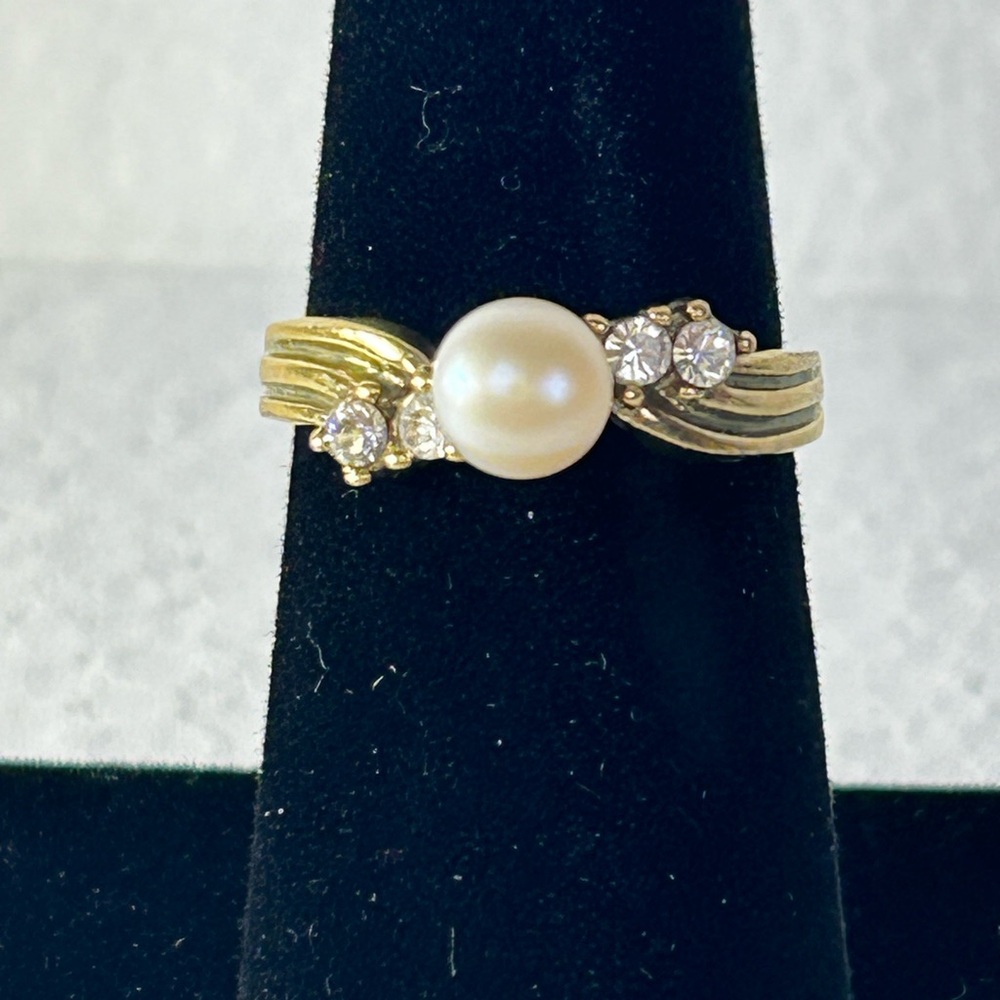 VTG  Gold tone ring, single ‘faux’ pearl w/ 4 small imitation diamonds (Size 6)
